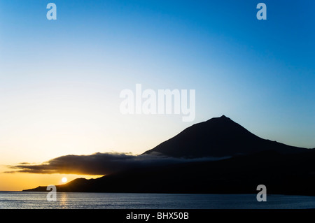 Coucher du soleil sur le volcan de l'île de Pico, Açores Banque D'Images
