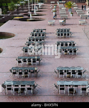 Coin vide et tables à l'extérieur d'un café au bord de l'eau dans le Barbican London UK Banque D'Images