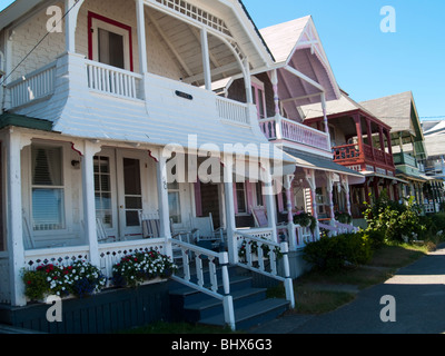 Une rangée de gingerbread cottages à Oak Bluffs sur Martha's Vineyard, Massachusetts, USA Banque D'Images