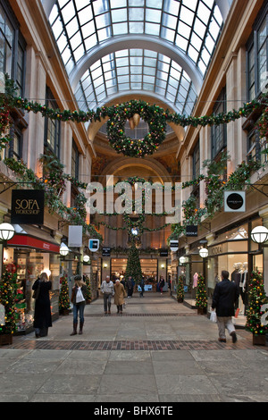 Échange Arcade à Nottingham avec décorations de Noël Banque D'Images