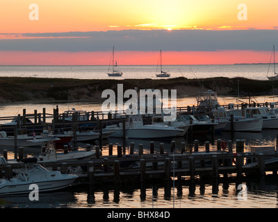 Coucher de soleil sur le joli village de pêcheurs de Menemsha sur Martha's Vineyard, Massachusetts, USA Banque D'Images