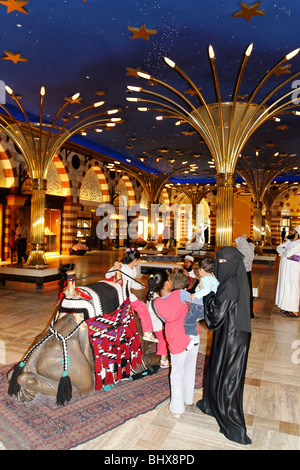 Cour arabe à Dubaï Mall près de Burj Khalifa , le plus grand centre commercial au monde avec plus de 1200 magasins, DUBAÏ, ÉMIRATS ARABES UNIS Banque D'Images