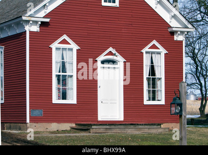 Avant d'un vintage historique chambre rouge maison d'école. Banque D'Images