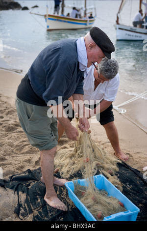Les pêcheurs de la Costa Brava en Espagne ayant tendance à leurs filets Banque D'Images
