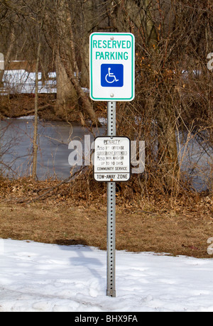 Place de parking réservée avec signe de mort signe. Banque D'Images