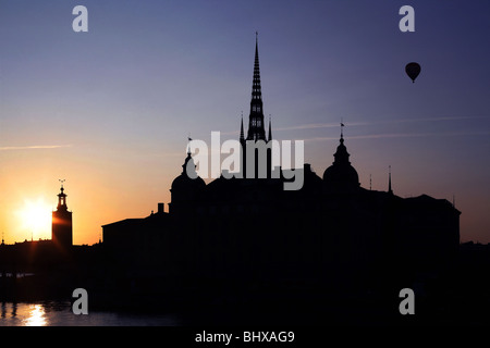 Ballon à air chaud, Stadshuset / Hôtel de Ville, Église Riddarholmen / Riddarholmskyrkan, Riddarholmen, Stockholm, Suède Banque D'Images