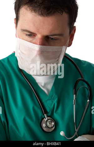 Man wearing scrubs medical stéthoscope et le port de masque de visage Banque D'Images