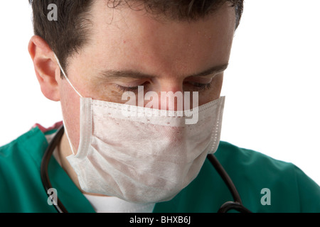 Man wearing scrubs medical stéthoscope et le port de masque de visage Banque D'Images