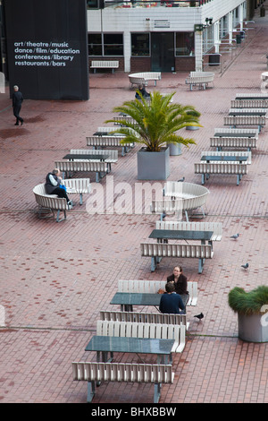 L'heure du déjeuner et coin et tables à l'extérieur d'un café au bord de l'eau dans le Barbican London UK Banque D'Images