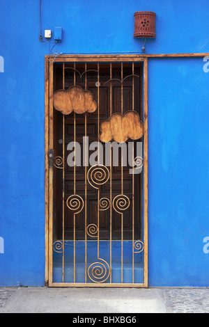 Barres métalliques décoratifs sur une porte en bois porte d'entrée d'une casa à Ajijic, Mexique. Banque D'Images