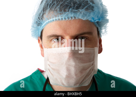 Man wearing scrubs medical stéthoscope et le port de masque de visage et filet à cheveux Banque D'Images