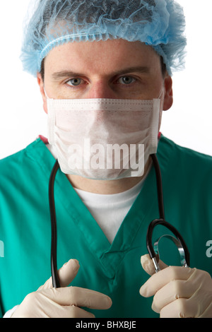 Man wearing scrubs medical stéthoscope et le port de masque de visage et filet à cheveux Banque D'Images