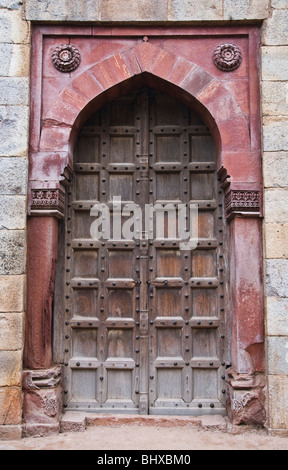 Vieille porte à Qila-i-Kuhna Mosquée (Mosquée de l'ancien fort), Delhi, Inde. Construit par Sher Shah Suri en 1541 Banque D'Images