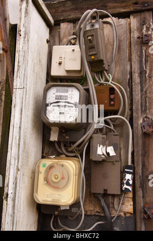 Un compteur électrique sur un abri de pêcheurs sur la plage de Hunstanton , Suffolk , Angleterre , Angleterre , Royaume-Uni Banque D'Images