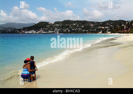 Mère et fils profiter d'une journée à Grand Anse Beach sur l'île de La Grenade Antilles Banque D'Images