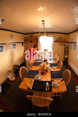 Terre-neuve île Quirpon, Lighthouse Inn. La préparation du personnel de salle à manger pour le petit-déjeuner. Banque D'Images