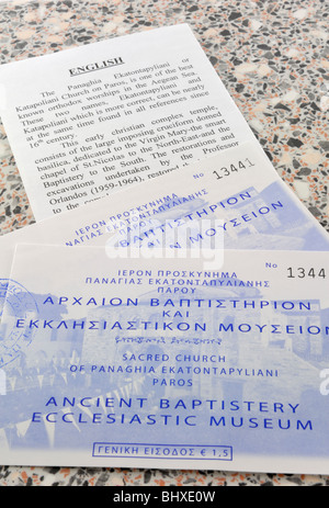 Deux billets à l'ancien baptistère musée ecclésiastique et un bref guide pour le musée et la Panagia Ekatontapyliani church Banque D'Images