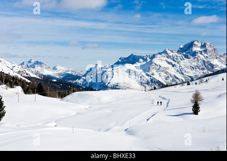 Les skieurs de fond sur les pentes à l'Passo di Falzarego entre Andraz et Cortina d'Ampezzo, Dolomites, Italie Banque D'Images