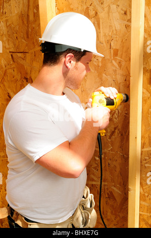 Travailleur de la construction à l'aide d'une perceuse Banque D'Images
