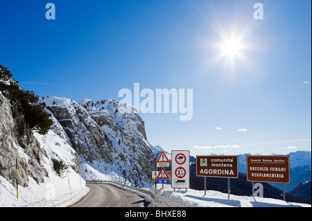 Route de montagne dans les Dolomites près du Passo di Falzarego entre Andraz et Cortina d'Ampezzo, Dolomites, Italie Banque D'Images