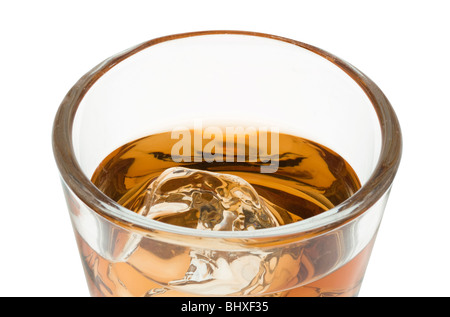 Whiskey on the rocks dans un verre sur un fond blanc Banque D'Images