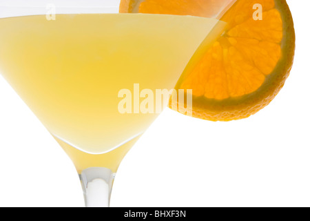 Fuzzy Navel boisson mélangée avec orange slice garnir sur fond blanc Banque D'Images