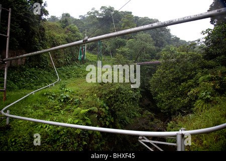 Une partie de l'oléoduc équatorien Trasn qui s'exécute à partir de Lago Agrio dans l'Amazone de l'Equateur à l'autre. Banque D'Images