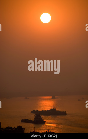 Coucher du soleil sur le fleuve Yangzi à Jiujiang.iangxi, province de la Chine. Banque D'Images