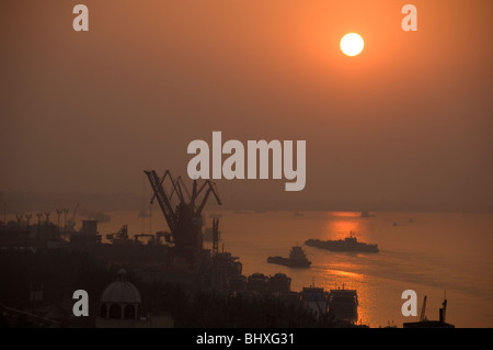 Coucher du soleil sur le fleuve Yangzi à Jiujiang.iangxi, province de la Chine. Banque D'Images