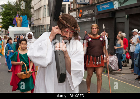 L'homme habillé en couronne d'Épines du Christ en croix en bois porte en procession en l'honneur de Notre Dame du Mont Carmel, Clerkenwell Banque D'Images