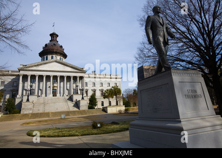 State Capitol Building. accompagné d'un statue de Strom Thurmond, Columbia, Caroline du Sud Banque D'Images