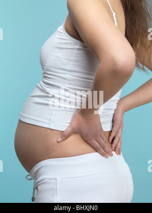 Femme enceinte lui frottait le dos Banque D'Images