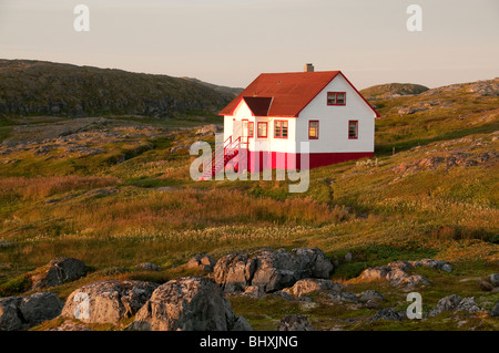 Terre-neuve île Quirpon, Lighthouse Inn, tôt le matin, la lumière brillant sur guest cottage. Banque D'Images