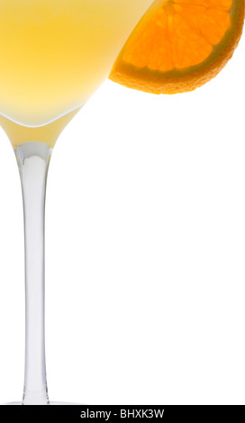 Fuzzy Navel boisson mélangée avec orange slice garnir sur fond blanc Banque D'Images