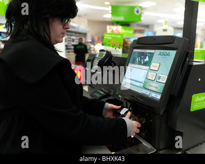 La numérisation d'un pot de café dans l'auto commander dans un supermarché Banque D'Images