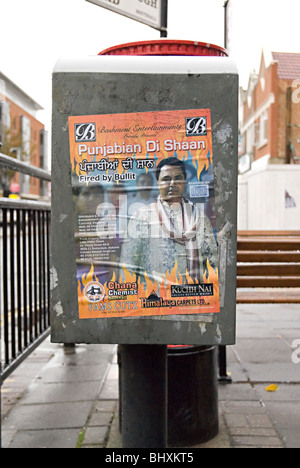 Musique asiatique des affiches placardées dans la rue au Royaume-Uni pour annoncer la musique indienne et pakistanaise southall Banque D'Images