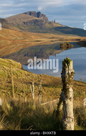 Le vieil homme de Storr reflétée dans le Loch Fada, île de Skye, Écosse Banque D'Images