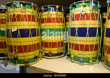 Tambours dhol dans un magasin de musique indienne au Royaume-Uni Southall souvent utilisé par les batteurs bhangra Banque D'Images