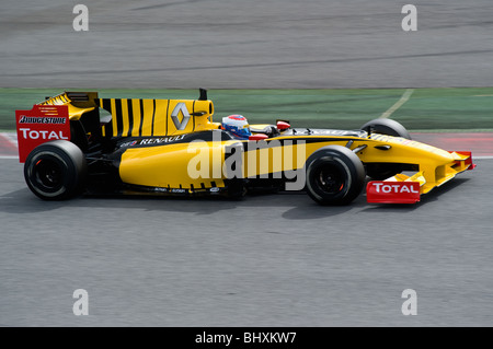 Vitaly Petrov (RUS) dans la voiture de Renault R30 lors des essais de Formule 1 sessions au Circuit de Catalunya près de Barcelone. Banque D'Images
