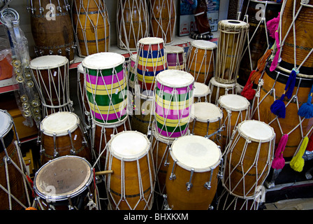 Tambours dhol dans un magasin de musique indienne au Royaume-Uni Southall souvent utilisé par les batteurs bhangra Banque D'Images