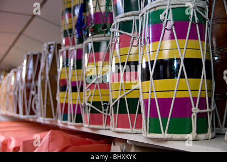 Tambours dhol dans un magasin de musique indienne au Royaume-Uni Southall souvent utilisé par les batteurs bhangra Banque D'Images