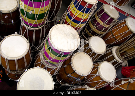 Tambours dhol dans un magasin de musique indienne au Royaume-Uni Southall souvent utilisé par les batteurs bhangra Banque D'Images