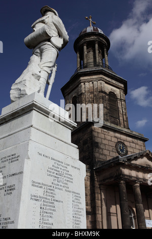 St Chad's Church et les rois Shropshire Light Infantry mémorial érigé contre un beau ciel bleu, Shrewsbury, Shropshire, Angleterre Banque D'Images