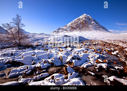 Buachaille Etive Mòr, vus de près de l'A82 road lorsque vous voyagez vers Glen Coe, ouest de l'Écosse. Banque D'Images