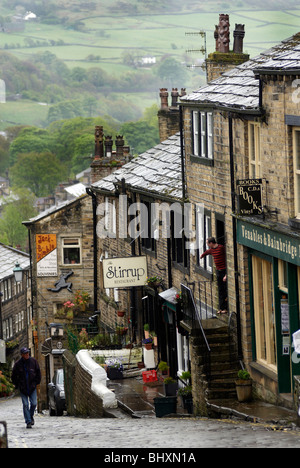 Une rue en pente dans le Yorkshire Haworth Banque D'Images