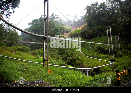 Une partie de l'oléoduc équatorien Trasn qui s'exécute à partir de Lago Agrio dans l'Amazone de l'Equateur à l'autre. Banque D'Images