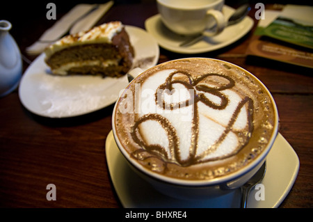 Un café moka dans un café avec un motif nice sur le dessus Banque D'Images