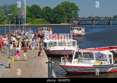 Bateau à vapeur de l''Alster à l'embarcadère de la face interne de l'Alster à Hambourg, Allemagne Banque D'Images