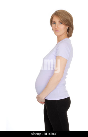 Femme de race blanche qui est à 9 mois de grossesse sur fond blanc Banque D'Images