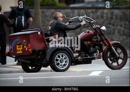 Un motard arrive sur une Harley Davidson rassemblement à Weston-Super-Mare Royaume-uni sur une moto à trois roues Banque D'Images